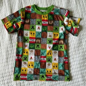 Boys Minecraft sleep shirt, size medium, 8/10.  Green with characters.